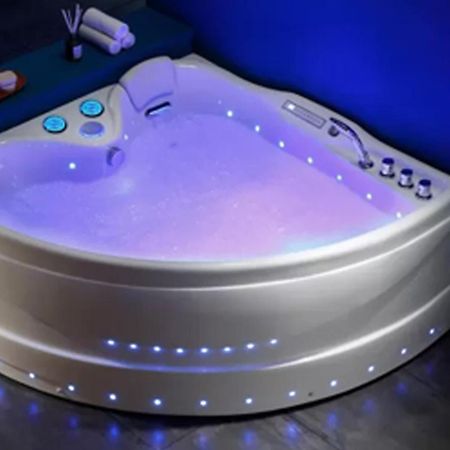 Love Room- Spa- Escale Amoureuse Puygaillard-de-Quercy Dış mekan fotoğraf