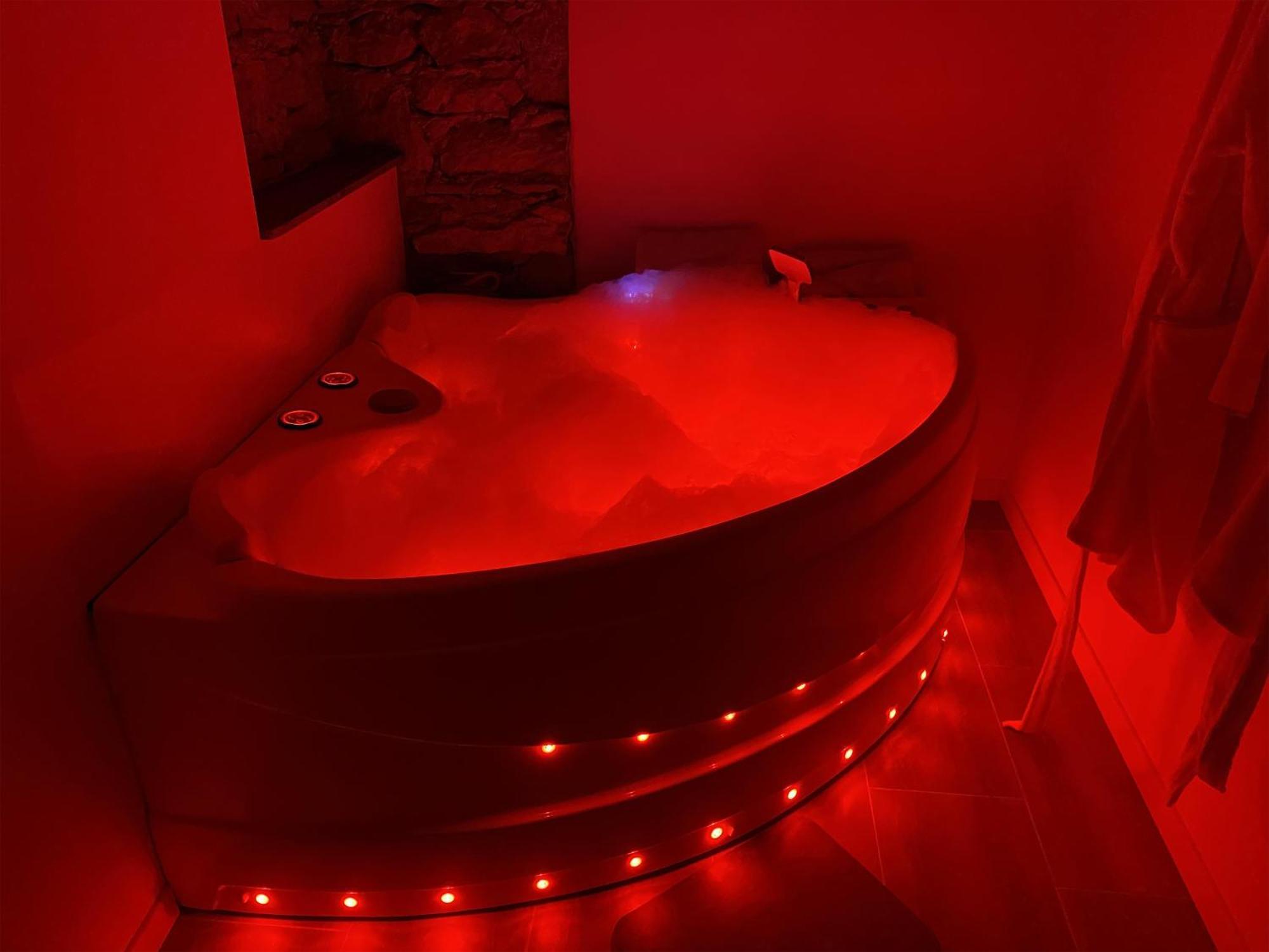 Love Room- Spa- Escale Amoureuse Puygaillard-de-Quercy Dış mekan fotoğraf