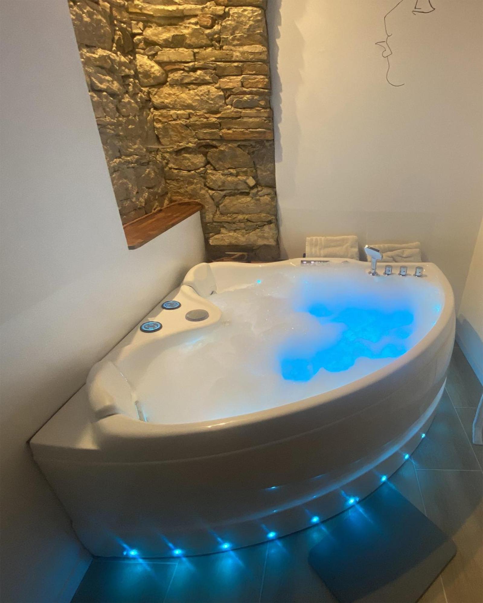 Love Room- Spa- Escale Amoureuse Puygaillard-de-Quercy Dış mekan fotoğraf